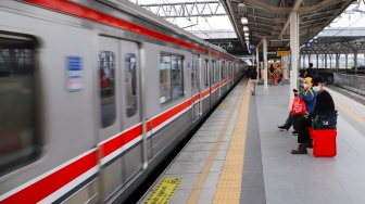 Penumpang menunggu kedatangan kereta Commuterline di Stasiun Manggarai, Jakarta, Selasa (8/9/2026). [Suara.com/Alfian Winanto]
