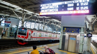 Penumpang menunggu kedatangan kereta Commuterline di Stasiun Manggarai, Jakarta, Selasa (8/9/2026). [Suara.com/Alfian Winanto]