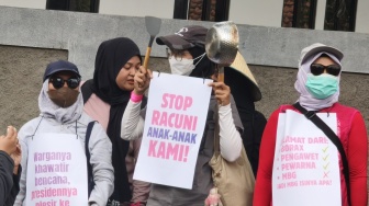 Jalan Sore Sambil Pukul Panci, Ibu-Ibu di Jogja: Stop MBG, Negara Jangan Budek