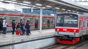 Penumpang menunggu kedatangan kereta Commuterline di Stasiun Manggarai, Jakarta, Selasa (8/9/2026). [Suara.com/Alfian Winanto]