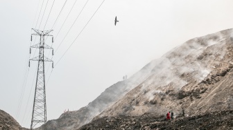 Petugas gabungan Damkar, BPBD, TNI dan Polri berusaha memadamkan titik api kebakaran gunungan sampah di TPA Putri Cempo Solo, Jawa Tengah, Selasa (8/9/2026). [ANTARA FOTO/Mohammad Ayudha/nz]
