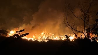 Api Meluas di TPA Galuga, Kepulan Asap Tebal Paksa Warga Evakuasi Diri akibat Mata Perih