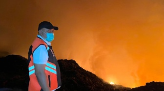 Titik Api TPA Galuga Padam, Petugas Fokus Urai Asap Tebal Pakai Alat Berat