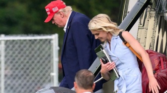 Donald Trump Kasih Rp700 Juta Cash untuk Tukang Bawa Printer, Dua Ajudan Dapat Rp1,4 M