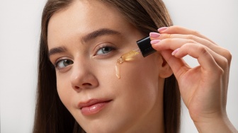 Mengapa Cleansing Oil Harus Diusapkan dalam Kondisi Wajah dan Tangan yang Kering?