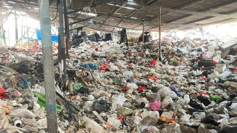 Ada 100 Ton Sampah Menumpuk di TPST Sempadan Sungai Cisadane