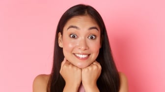 Sunscreen Apa yang Bikin Wajah Glowing? Ini 9 Rekomendasi Terbaik untuk Kamu