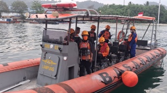 Lapan Orang Hilang di Selat Sunda, Termasuk 5 Jurnalis: Basarnas Lampung Kerahkan 2 Unit RIB