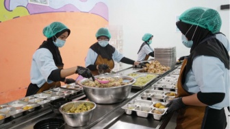 Label Ompreng MBG: Pencegahan Keracunan atau Strategi Cuci Tangan?