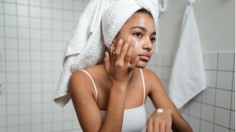 Upgrade Night Routine: 5 Pilihan Krim Malam Remaja untuk Kulit Sehat