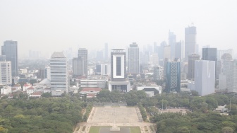 Kabut polusi udara menyelimuti gedung-gedung tinggi di kawasan Jakarta, Kamis (10/9/2026). [Suara.com/Alfian Winanto]
