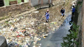 Sungai-sungai di Mataram Berubah Jadi 'Lautan Sampah' Saat Kemarau