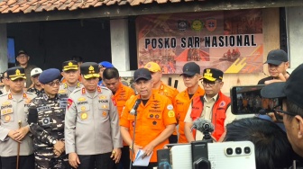 Nihil Hasil dari Udara, Helikopter Basarnas Belum Temukan Tanda Rombongan Jurnalis di Anak Krakatau