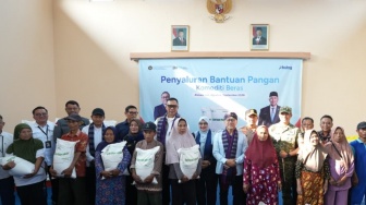 Bulog dan Kemenko Pangan Bagikan Langsung 7.542 Ton Beras Bantuan Pangan di Kediri