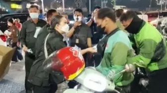 Dampak Erupsi Gunung Anak Krakatau, Ratusan Masker Gratis Dibagikan untuk Warga