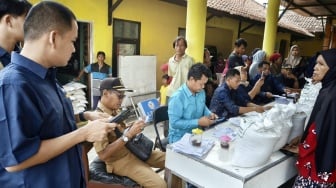 Bulog Cirebon Kawal Bantuan Pangan ke Masyarakat, Pastikan Beras Diterima Penerima yang Berhak