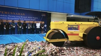 Bea Cukai Bakar 44 Juta Rokok Ilegal: Kerugian Negara Rp44 Miliar Terselamatkan
