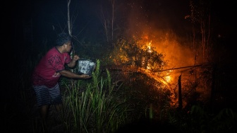 Warga berupaya memadamkan api yang membakar hutan dan lahan di Kecamatan Sebangau, Kota Palangka Raya, Kalimantan Tengah, Rabu (9/9/2026). [ANTARA FOTO/Bayu Pratama S/nym]