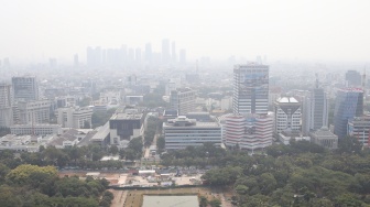 Kabut polusi udara menyelimuti gedung-gedung tinggi di kawasan Jakarta, Kamis (10/9/2026). [Suara.com/Alfian Winanto]