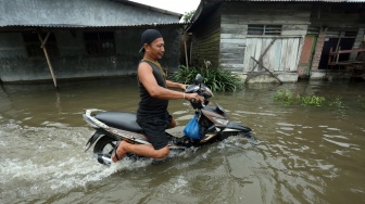 Pengendara motor menerobos banjir di Martubung, Kecamatan Medan Labuhan, Kota Medan, Sumatera Utara, Kamis (10/9/2026). [ANTARA FOTO/Yudi Manar/wsj]