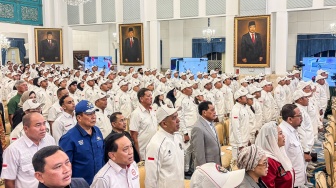 Sejumlah atlet dan pengurus cabang olah raga menghadiri pelepasan kontingen Indonesia untuk Asian Games 2026 di Istana Negara, Jakarta, Rabu (9/9/2026). [ANTARA FOTO/Cahya Sari/hma/YU]