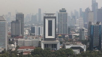 Kabut polusi udara menyelimuti gedung-gedung tinggi di kawasan Jakarta, Kamis (10/9/2026). [Suara.com/Alfian Winanto]