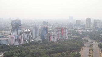 Kabut polusi udara menyelimuti gedung-gedung tinggi di kawasan Jakarta, Kamis (10/9/2026). [Suara.com/Alfian Winanto]