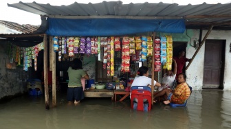 Pedagang tetap berjualan saat banjir merendam kawasan Martubung di Kecamatan Medan Labuhan, Kota Medan, Sumatera Utara, Kamis (10/9/2026). [ANTARA FOTO/Yudi Manar/wsj]