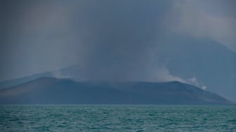 Gunung Anak Krakatau Kembali Erupsi, Status Masih Siaga