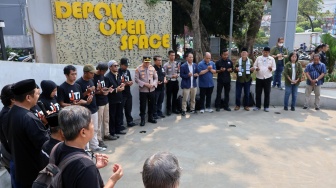 Sejumlah wartawan dari berbagai organisasi, seperti PFI, PWI dan IJTI, bersama Polres serta Pemkot Depok menggelar doa bersama di Depok Open Space, Depok, Jawa Barat, Kamis (10/9/2026). [ANTARA FOTO/Yulius Satria Wijaya/kye]