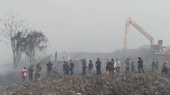Perjuangan Ratusan Petugas Taklukkan Bara Sampah di TPAS Galuga