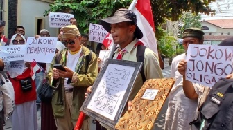 Masa Demo di Depan Rumah Jokowi, Serahkan Surat Peringatan dan Plakat Bertuliskan Filosofi Jawa