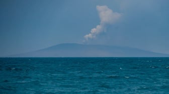 Gunung Anak Krakatau mengeluarkan asap terlihat dari perairan Selat Sunda di Kabupaten Lampung Selatan, Lampung, Rabu (9/9/2026). [ANTARA FOTO/Putra M. Akbar/YU]