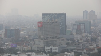 Kabut polusi udara menyelimuti gedung-gedung tinggi di kawasan Jakarta, Kamis (10/9/2026). [Suara.com/Alfian Winanto]