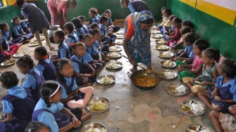 Intip Bobroknya MBG di India: Temuan Anak Ular, Detergen Jadi Garam hingga Satu Siswa Meninggal