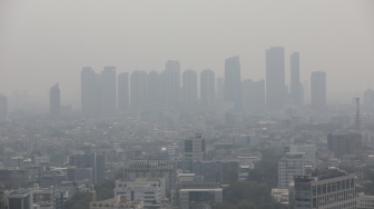 Kabut polusi udara menyelimuti gedung-gedung tinggi di kawasan Jakarta, Kamis (10/9/2026). [Suara.com/Alfian Winanto]