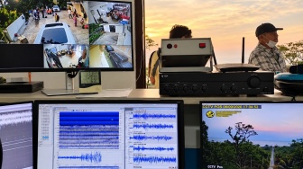 Anak Krakatau Masih Level Siaga, BNPB Periksa Jalur Evakuasi hingga Sirene Tsunami Banten