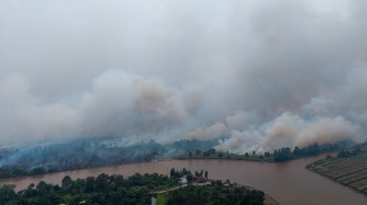 Foto udara asap membumbung tinggi dari hutan yang terbakar di kawasan Suaka Margasatwa (SM) Padang Sugihan, Kecamatan Air Sugihan, Kabupaten Ogan Komering Ilir (OKI), Sumatera Selatan, Kamis (10/9/2026). [ANTARA FOTO/Nova Wahyudi/tom]