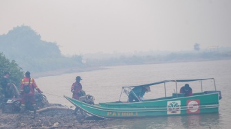 Personel Manggala Agni Daops Sumatera IX-Jambi menaiki kapal untuk menuju lokasi pemadaman kebakaran hutan di kawasan Suaka Margasatwa (SM) Padang Sugihan, Kecamatan Air Sugihan, Kabupaten Ogan Komering Ilir (OKI), Sumatera Selatan, Kamis (10/9/2026). [ANTARA FOTO/Nova Wahyudi/tom]