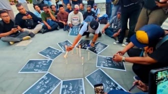 Lilin Harapan dari Jurnalis Surabaya untuk 8 Orang yang Hilang Menuju Gunung Anak Krakatau