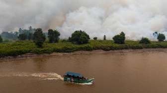 Personel Manggala Agni Daops Sumatera IX-Jambi menaiki kapal untuk menuju lokasi pemadaman kebakaran hutan di kawasan Suaka Margasatwa (SM) Padang Sugihan, Kecamatan Air Sugihan, Kabupaten Ogan Komering Ilir (OKI), Sumatera Selatan, Kamis (10/9/2026). [ANTARA FOTO/Nova Wahyudi/tom]
