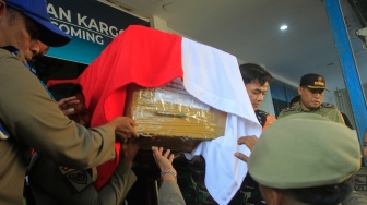 Personel TNI AU dan Satpol PP mengangkat peti berisi jenazah Wili Mbuik yang tiba di Bandara El Tari Kupang, Provinsi NTT, Jumat (11/9/2026). [ANTARA FOTO/Kornelis Kaha/app/YU]