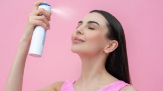 Bye Kulit Belang! 4 Sunscreen Mist Solusi Praktis Buat Aktivitas Outdoor