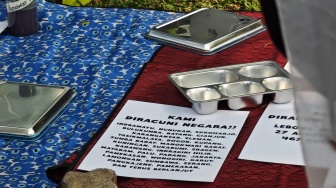 Ompreng Kosong hingga 'Ramuan Penawar Racun' Warnai Aksi Protes MBG di Kantor BGN