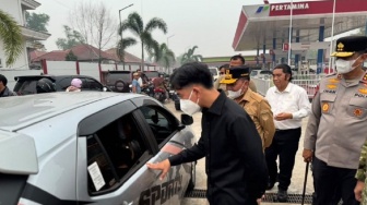'Tunggu ya, Pak. Maaf ya,' Gibran Mendadak Temui Warga yang Antre BBM di SPBU Palangka Raya