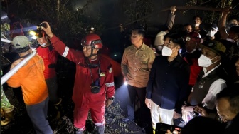 Menembus Asap Malam Karhutla Kubu Raya, Wapres Gibran Ingatkan Warga: Pakai Masker Ya