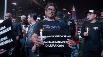 Sejumlah anggota Pewarta Foto Indonesia (PFI) dan jurnalis menggelar doa bersama di Bundaran HI, Jakarta, Jumat (11/9/2026). [Suara.com/Alfian Winanto]