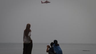 Helikopter Basarnas bersiap mendarat saat hari keempat operasi pencarian jurnalis dan awak kapal yang hilang kontak di Carita, Pandeglang, Banten, Jumat (11/9/2026). [ANTARA FOTO/Aditya Pradana Putra/wsj]