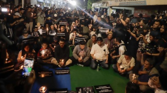 Sejumlah anggota Pewarta Foto Indonesia (PFI) dan jurnalis menggelar doa bersama di Bundaran HI, Jakarta, Jumat (11/9/2026). [Suara.com/Alfian Winanto]