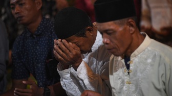 Sejumlah warga berdoa bersama untuk keselamatan lima jurnalis dan tiga awak kapal yang hilang kontak saat liputan erupsi Gunung Anak Krakatau di Dermaga Marina Carita, Pandeglang, Banten, Jumat (11/9/2026). [ANTARA FOTO/Aditya Pradana Putra/wsj]